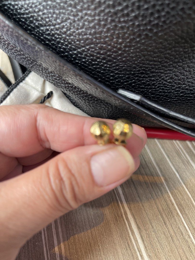18karat Saudi Gold Stud Earrings 1.5g (Category: Earrings) located in Bacoor. Submitted by prelovediswelloved (Listing ID 1434830810, Image 3). Description: .