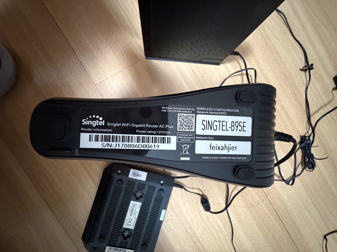 2×Singtel Wireless Router and 1×optical unit439667851526809602