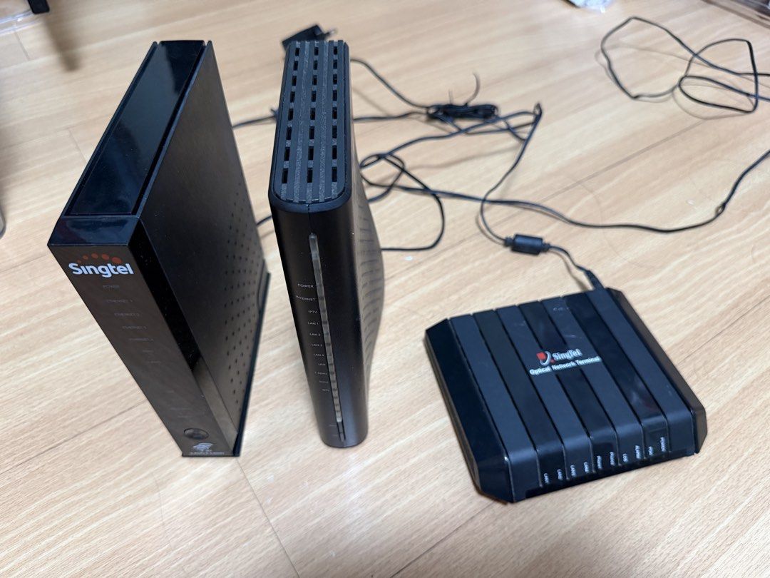 2×Singtel Wireless Router and 1×optical unit439667851526809600