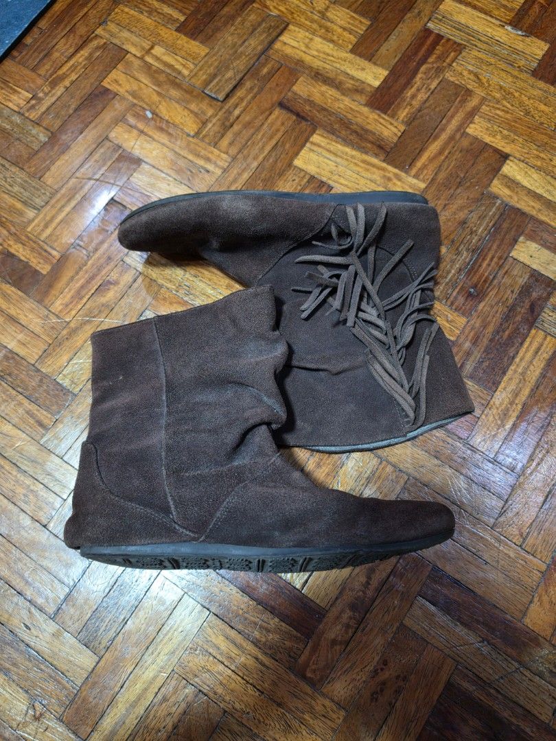Aldo Suede Boots in Dark Brown (Category: Boots) located in Quezon City. Submitted by snowflakes.specials (Listing ID 1434942312, Image 1). Description: Size 7 Insoles need repair Used.