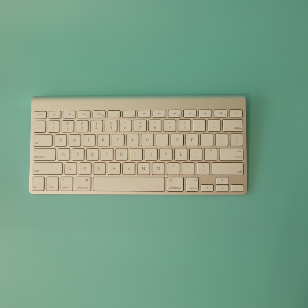 Apple Magic Keyboard (Category: Computer Keyboard) located in Quezon City. Submitted by mer2_d2 (Listing ID 1434908666, Image 1). Description: Fully functional, bluetooth still works. Powered by 2 AA batteries. What you see is what you get! .