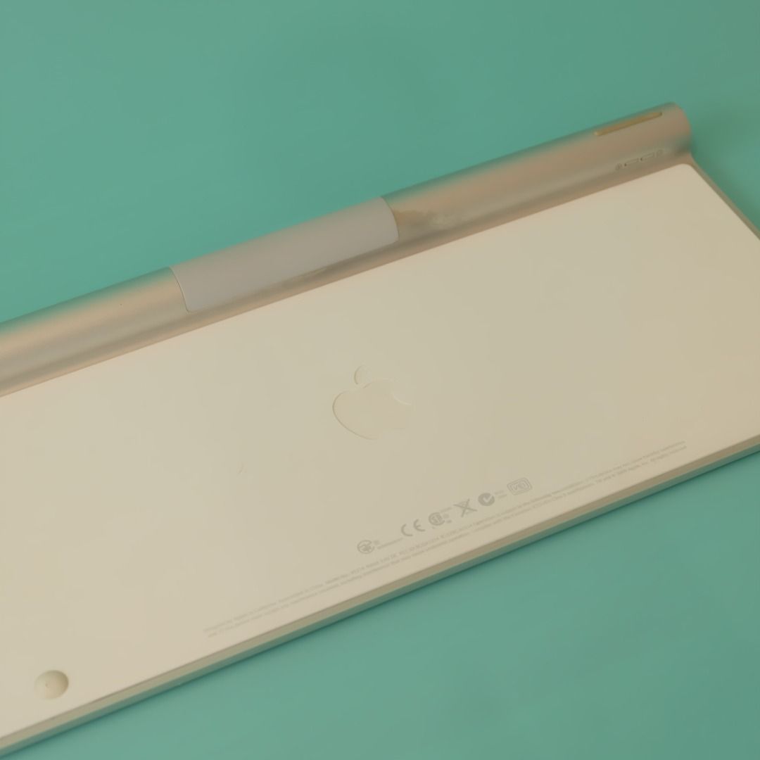 Apple Magic Keyboard (Category: Computer Keyboard) located in Quezon City. Submitted by mer2_d2 (Listing ID 1434908666, Image 2). Description: Fully functional, bluetooth still works. Powered by 2 AA batteries. What you see is what you get! .