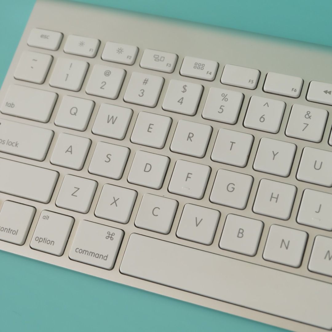 Apple Magic Keyboard (Category: Computer Keyboard) located in Quezon City. Submitted by mer2_d2 (Listing ID 1434908666, Image 3). Description: Fully functional, bluetooth still works. Powered by 2 AA batteries. What you see is what you get! .