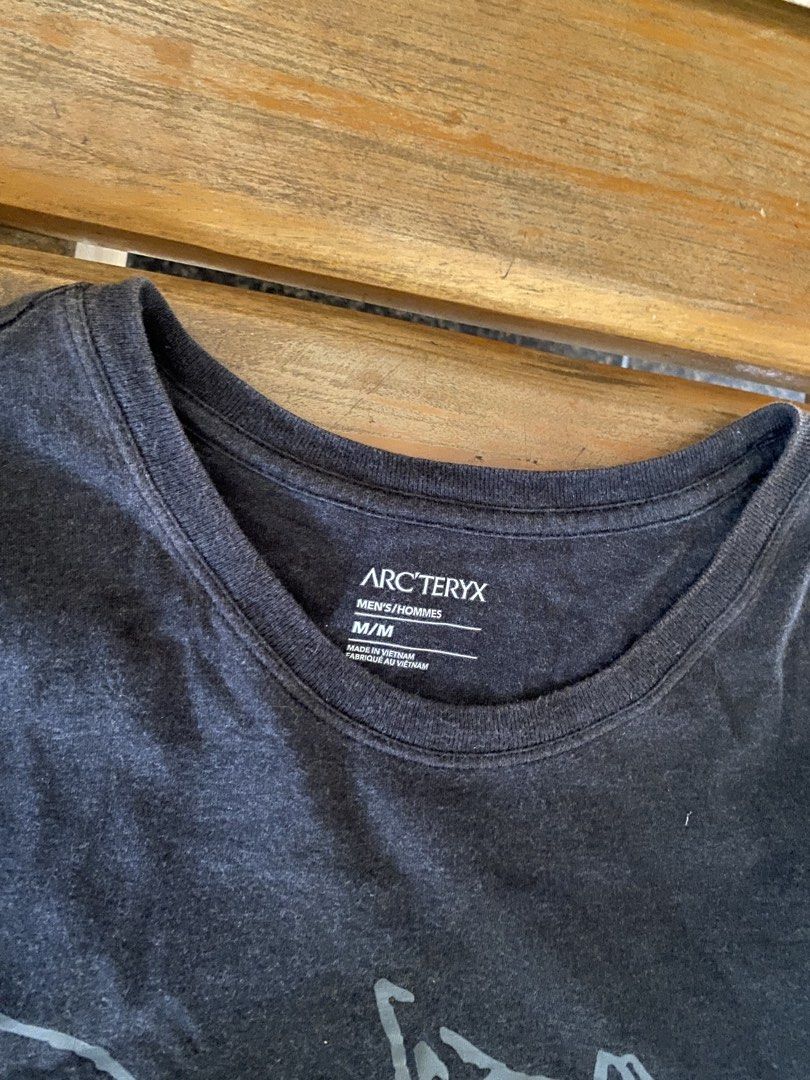 Arc'teryx Men's T-shirt (Category: Tshirts & Polo Shirts ) located in Calapan. Submitted by yowstuff (Listing ID 1434976231, Image 2). Description: - Arc'teryx men's t-shirt - Color: Black - Size: M - Features Arc'teryx logo on front - Made in Vietnam - Condition: Good.
