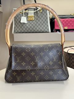 (Category: ) located in . Submitted by Myrzluxuryauthentic (Listing ID 1434963363, Image 1). Description: .