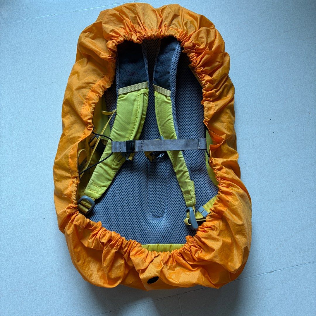 Backpack （分類：背囊）位於 Hong Kong。 由 sarajan 提交（商品編號 1434859471，圖片 9）。簡介： Montbell backpack first pack 20 Japan version日本版肯定背囊 背面有快乾透氣功能 面料防水 購自日本Montbell專門店。