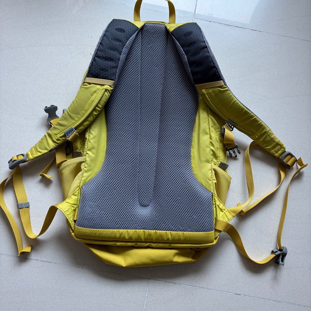 Backpack （分類：背囊）位於 Hong Kong。 由 sarajan 提交（商品編號 1434859471，圖片 4）。簡介： Montbell backpack first pack 20 Japan version日本版肯定背囊 背面有快乾透氣功能 面料防水 購自日本Montbell專門店。