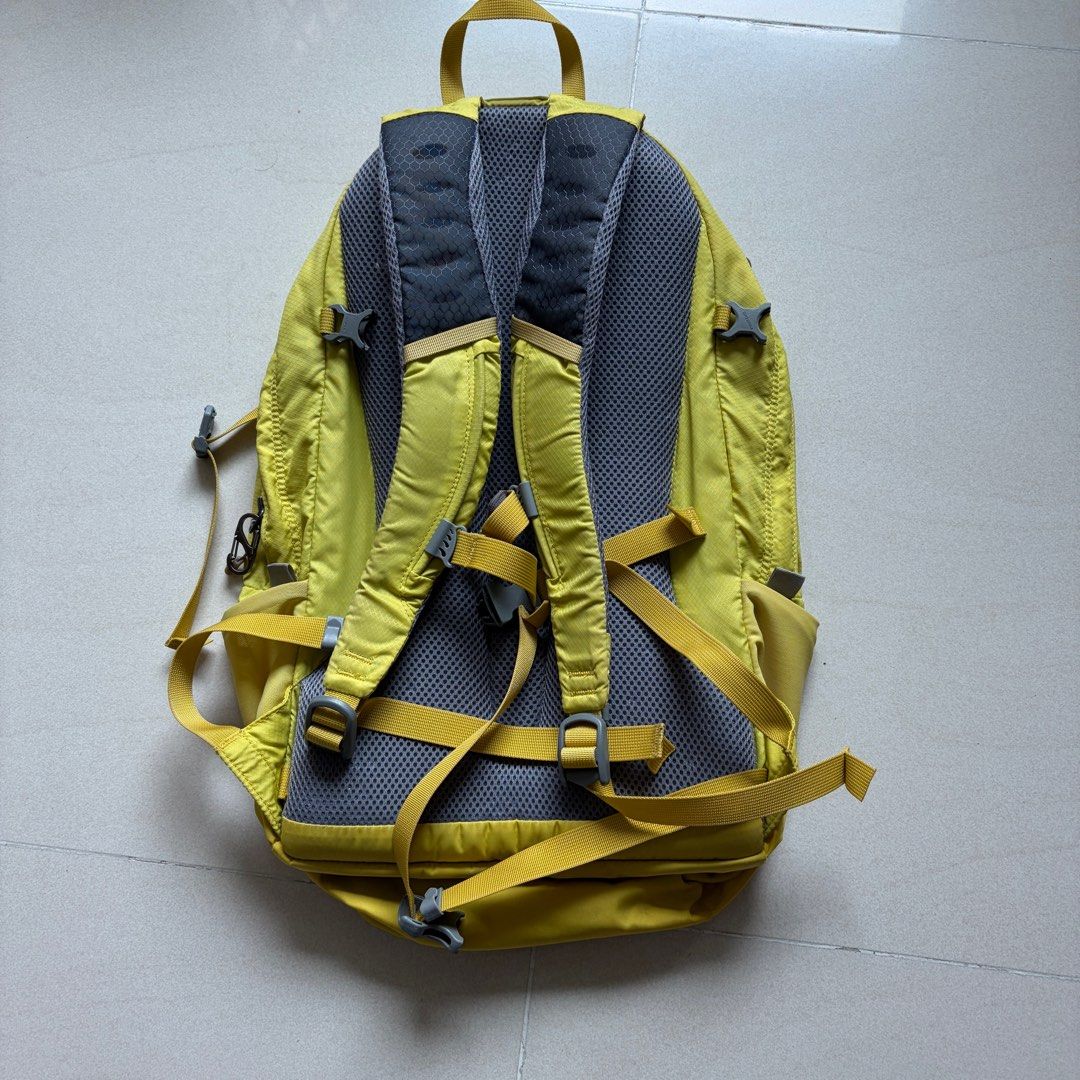Backpack （分類：背囊）位於 Hong Kong。 由 sarajan 提交（商品編號 1434859471，圖片 5）。簡介： Montbell backpack first pack 20 Japan version日本版肯定背囊 背面有快乾透氣功能 面料防水 購自日本Montbell專門店。