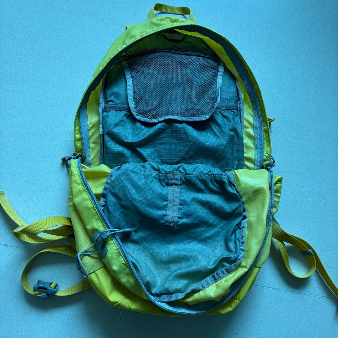 Backpack （分類：背囊）位於 Hong Kong。 由 sarajan 提交（商品編號 1434859471，圖片 7）。簡介： Montbell backpack first pack 20 Japan version日本版肯定背囊 背面有快乾透氣功能 面料防水 購自日本Montbell專門店。