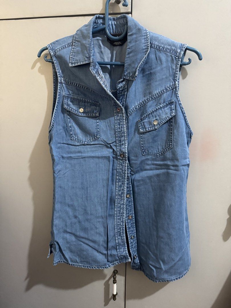 Bebe Denim Sleeveless Top (Category: Sleeveless) located in Valenzuela. Submitted by declutter203 (Listing ID 1434950672, Image 1). Description: - Bebe denim sleeveless top - Barely Used MOP: Gcash/Maribank MOD: J&T or Grab/lalamove.
