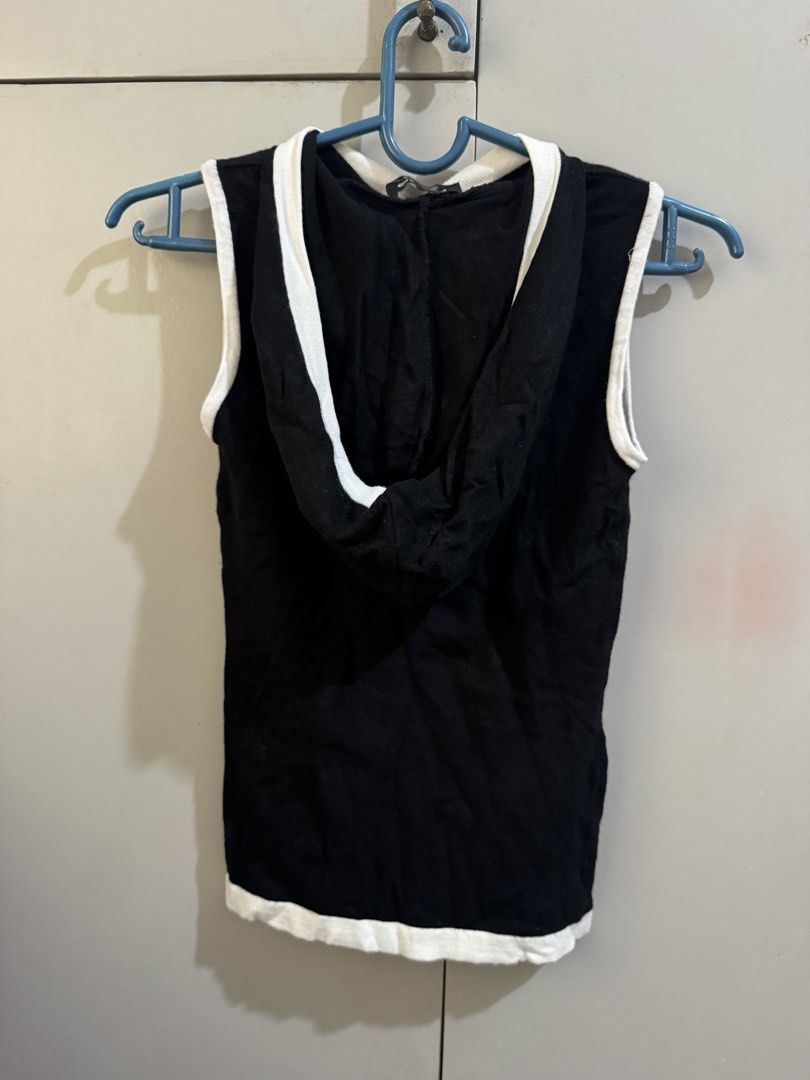 Bebe Sleeveless Top with Hood (Category: Sleeveless) located in Valenzuela. Submitted by declutter203 (Listing ID 1434948298, Image 3). Description: - Bebe black sleeveless top - Size xs MOP: Gcash/Maribank MOD: J&T or Grab/lalamove.