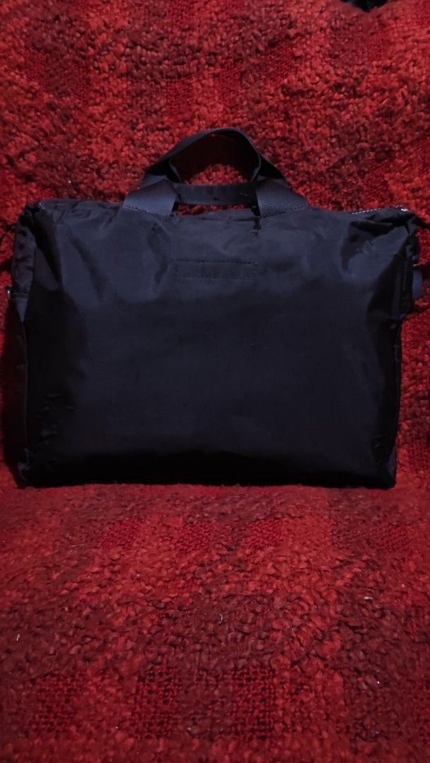 Black Laptop Bag (Category: Laptop Bags & Sleeves) located in Baguio. Submitted by jayrgijc52758 (Listing ID 1434914594, Image 2). Description: Porter laptop bag Missing sling strap May bubbles at some parts 16" x 12" 500 nalangs .