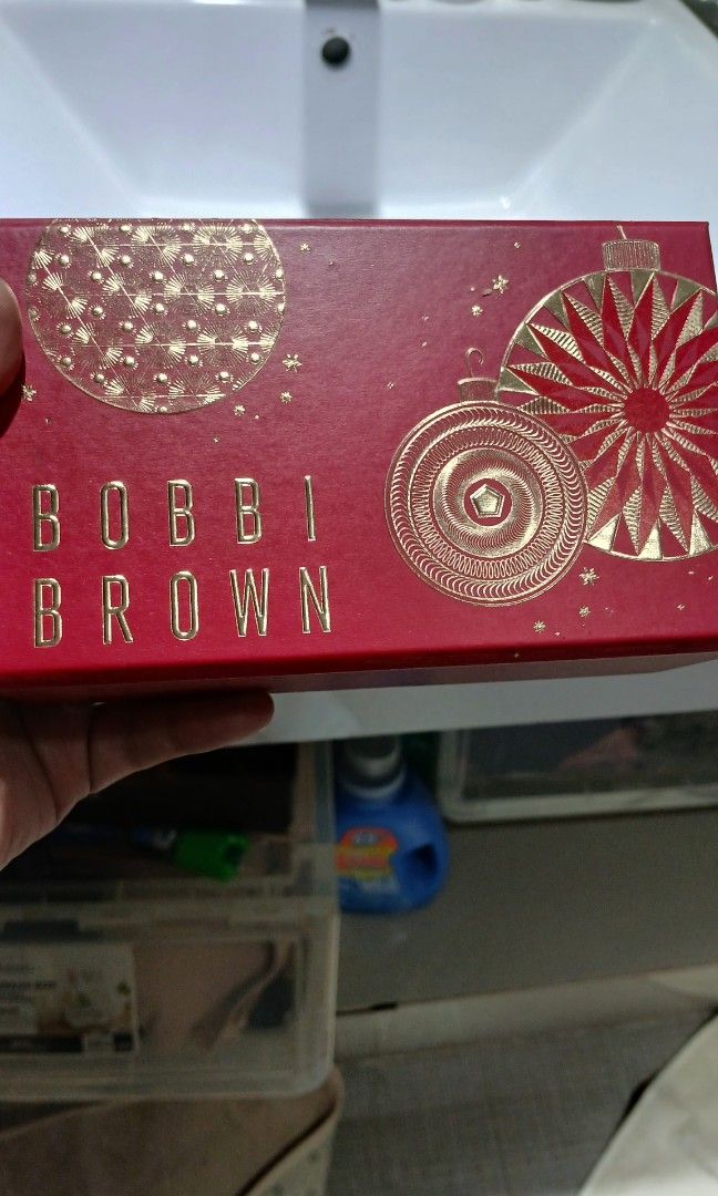 Bobbi Brown Makeup cosmetic gift box (Category: Makeup) located in Makati City. Submitted by lyka_splendorrealty.corp (Listing ID 1434894897, Image 1). Description: Sealed mfg date: 05/2024.