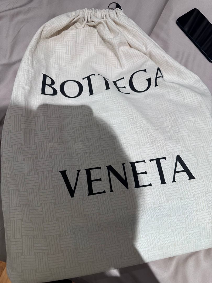 Bottega Veneta Swing Messenger Bag (Category: Luxury Bags & Wallets) located in Manila. Submitted by mervtke (Listing ID 1434976437, Image 3). Description: - Authentic Bottega Veneta Swing Messenger Bag - Color: Black - Signature intrecciato weave - Includes dust bag & original receipt - Double strap for shoulder/cross body carry or underarm. - Flap with magnetic closure - Internal zip pouch Retails at USD 4,900 .