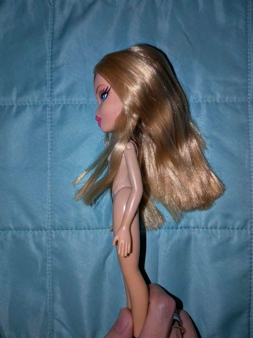 Bratz Dynamite Cloe (nude) (Category: Kids Toys) located in Quezon City. Submitted by freszra (Listing ID 1434899670, Image 3). Description: FYI she has a permanent mole :))) RFS: double Note: -shipping fee covered by buyer -WYSIWYG -no return/refunds -shipping only through flash express /Lalamove -pay first (gcash), ship later....