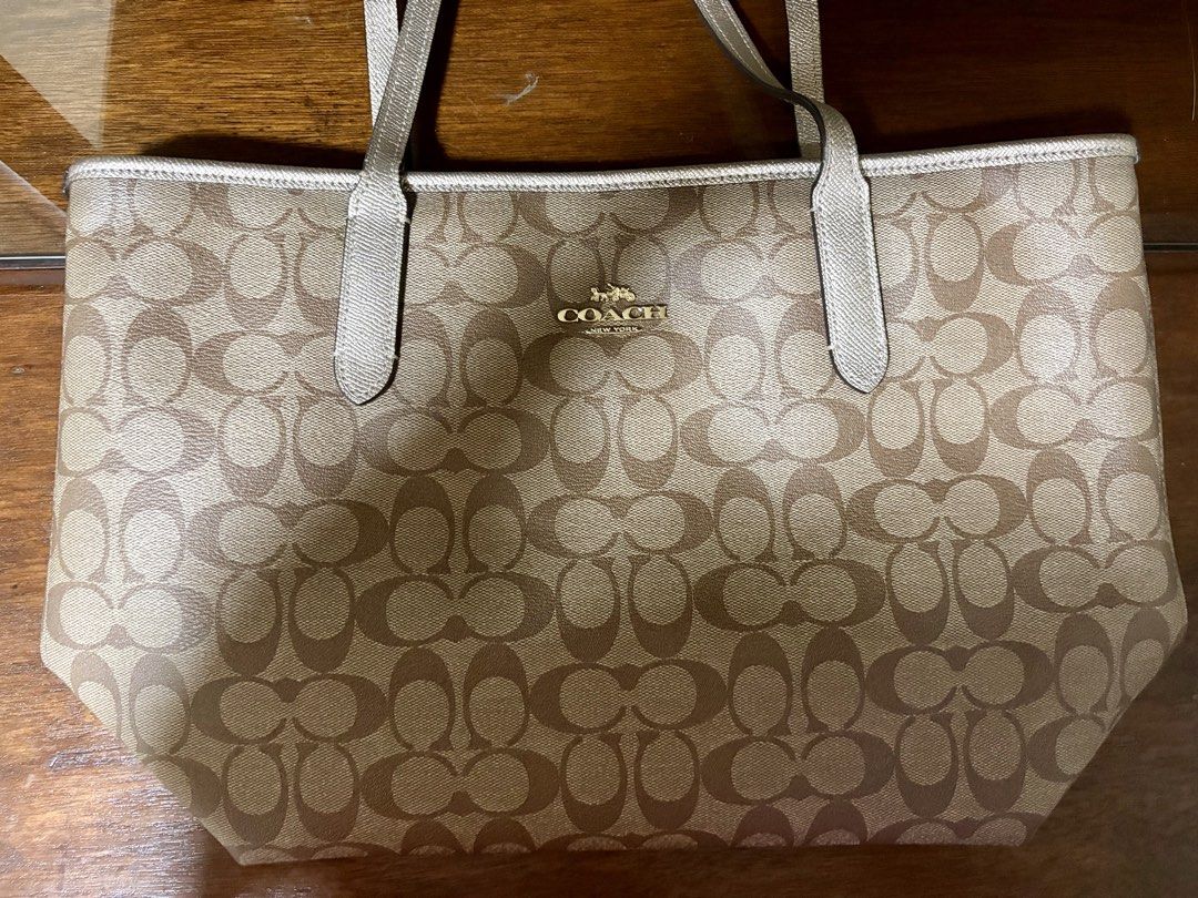 Coach Tote Bag (Category: Luxury Bags & Wallets) located in Marikina City. Submitted by curated2020 (Listing ID 1434926419, Image 1). Description: Coach Tote Bag - LP Authentic , with small tear at the base- 4 corners , as seen in pictures. Payment -Gcash or Paymaya only Courier fee - I will arrange thru grab or lalamove then add the amount. .
