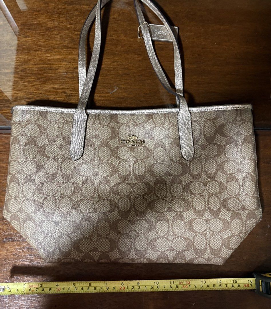 Coach Tote Bag (Category: Luxury Bags & Wallets) located in Marikina City. Submitted by curated2020 (Listing ID 1434926419, Image 2). Description: Coach Tote Bag - LP Authentic , with small tear at the base- 4 corners , as seen in pictures. Payment -Gcash or Paymaya only Courier fee - I will arrange thru grab or lalamove then add the amount. .