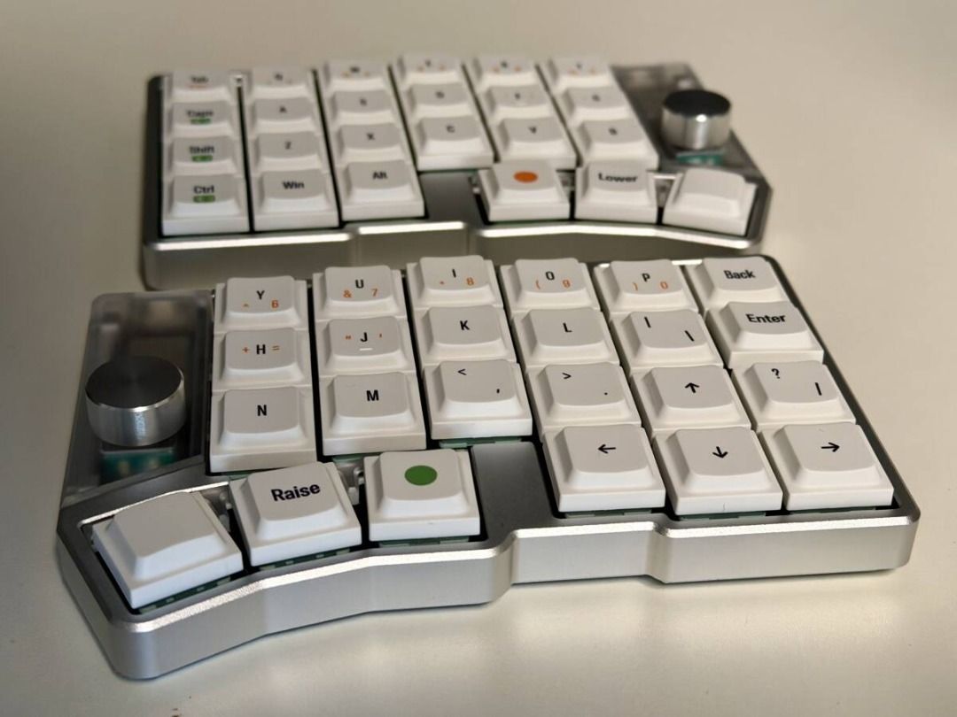 Cornix LP Wireless Split Keyboard (Category: Computer Keyboard) located in Kuala Lumpur. Submitted by letaoservice (Listing ID 1434868479, Image 1). Description: Cornix LP Wireless Split Keyboard, Silver I used it for 2 days after purchase, but I'm selling it because I couldn't get the hang of it. All accessories are included. I also purchased a set of 45 Kailh Deep Sea Silent MINI Islet Low Profile Silent Linear Key Switches (ChocV2/43g/5 pieces