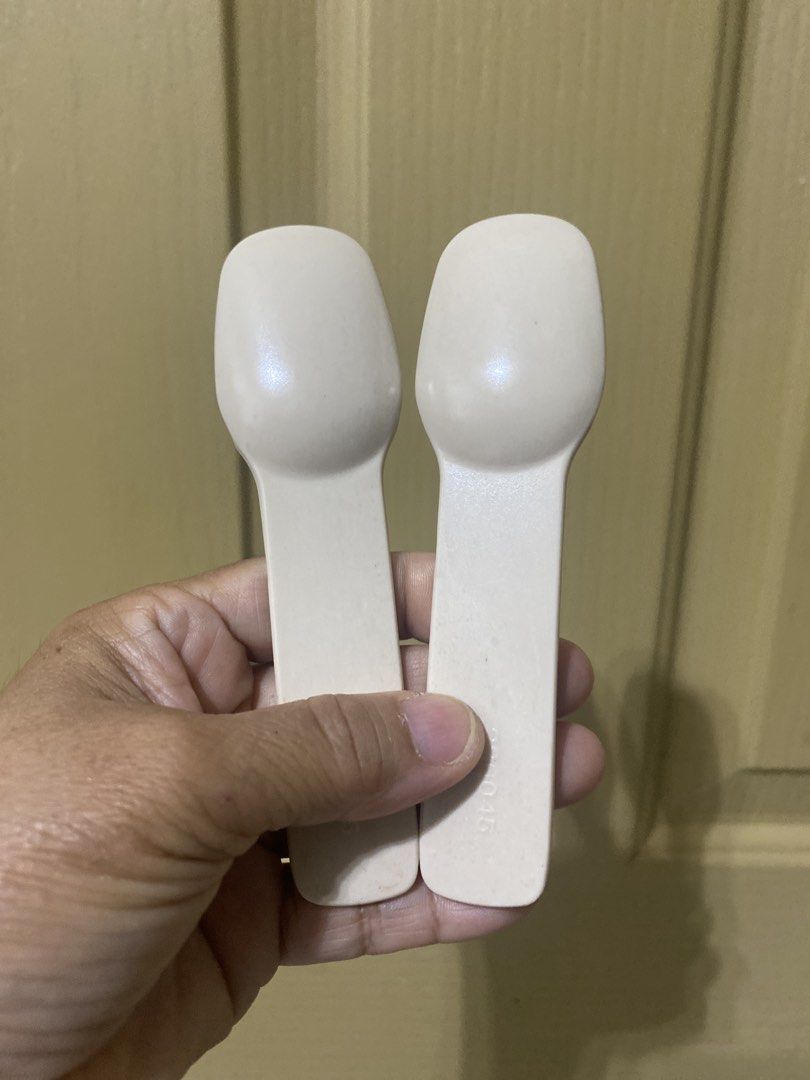 Cream-colored Plastic condiment Spoons (Category: Dinnerware & Cutlery) located in Marikina City. Submitted by lay_away_ok (Listing ID 1434809294, Image 2). Description: - Set includes two cream-colored plastic spoons. - Features a simple, functional design. - Rounded bowl and long, flat handle. - Made of durable plastic. - Suitable for various uses..