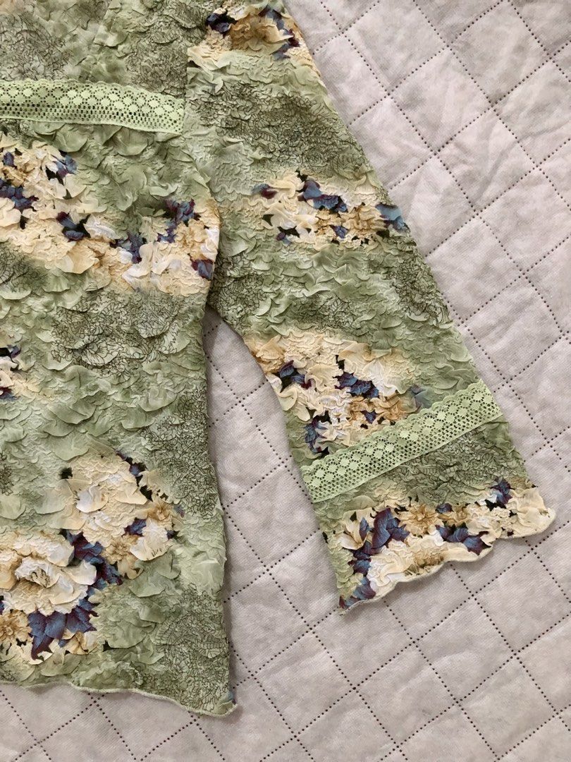 fairy long sleeved floral top (Category: Blouses) located in Quezon City. Submitted by gridkats (Listing ID 1434906633, Image 3). Description: fairy long sleeved floral top 🏷️ ₱250 - xs-m - stretchy - SO PRETTY my fave from this coll! it's textured 😼 dimensions: 💐 bust: 34" 💐 wl: 32" 💐 length: 20.5" .