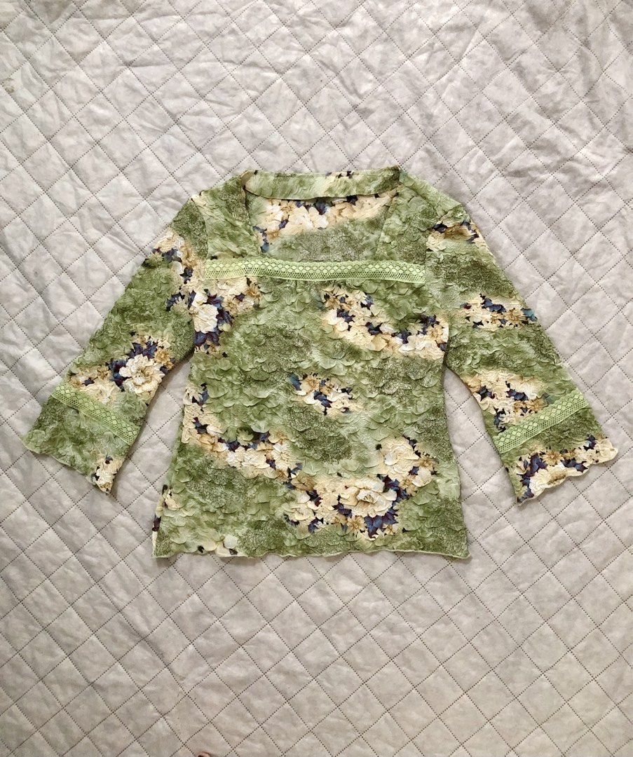 fairy long sleeved floral top (Category: Blouses) located in Quezon City. Submitted by gridkats (Listing ID 1434906633, Image 1). Description: fairy long sleeved floral top 🏷️ ₱250 - xs-m - stretchy - SO PRETTY my fave from this coll! it's textured 😼 dimensions: 💐 bust: 34" 💐 wl: 32" 💐 length: 20.5" .