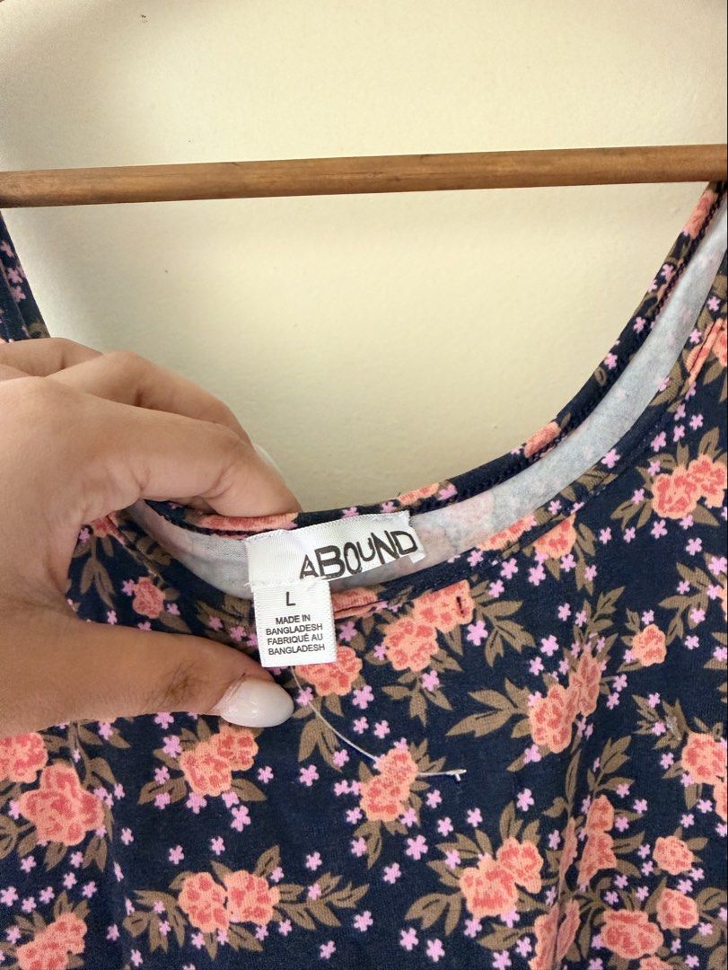 Floral bodycon dress (Category: Dresses) located in Baguio. Submitted by wornbyjo (Listing ID 1434840443, Image 2). Description: L on tag but can only fit xs-s frames .