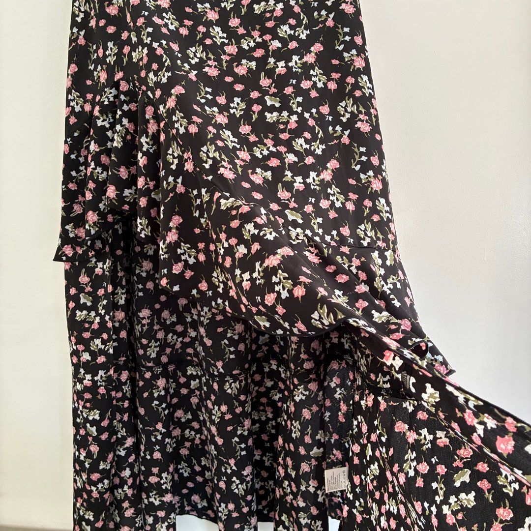 Floral Maxi Skirt with High Slit (Category: Skirts) located in Manila. Submitted by sellingmystufffff (Listing ID 1434810837, Image 2). Description: Small on tag Can fit small up to medium frame Garterized waist band Actual photos posted.