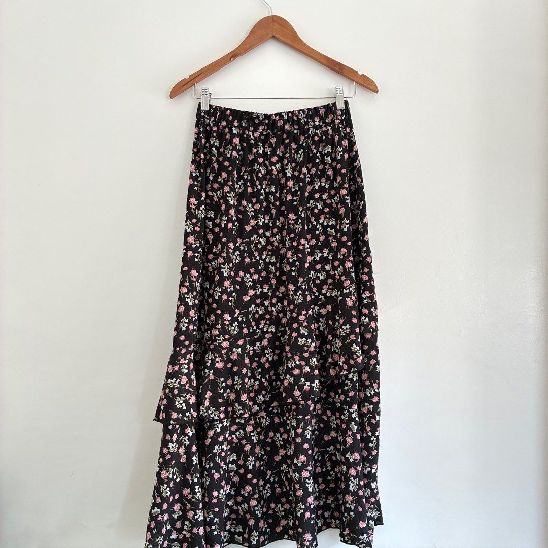 Floral Maxi Skirt with High Slit (Category: Skirts) located in Manila. Submitted by sellingmystufffff (Listing ID 1434810837, Image 3). Description: Small on tag Can fit small up to medium frame Garterized waist band Actual photos posted.