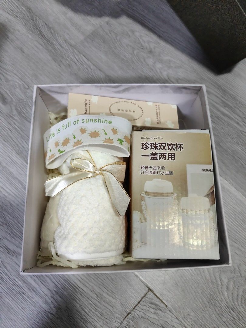 Gift Set with Double-Walled Cups and Towel
