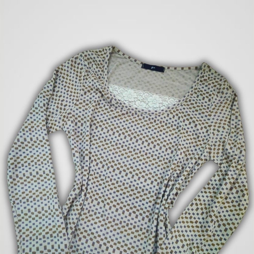 GU long-sleeved grid lace trim top (Category: Longsleeves) located in Batangas. Submitted by moniselects (Listing ID 1434918729, Image 2). Description: 📌 Payment first basis via GCash / Bank Transfer + SF 📌 MOD: J&T 📌 Best fits: S-M.