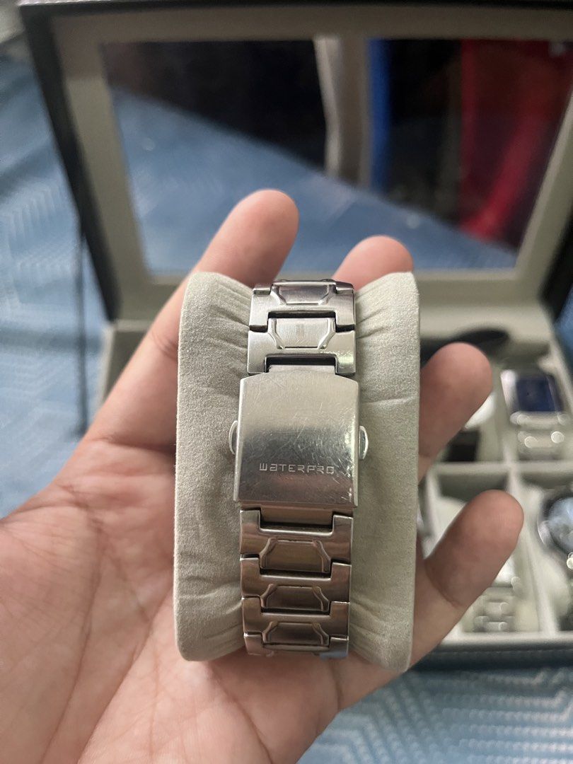 Guess Waterpro Silver Watch (Category: Luxury Watches) located in Bacolod City. Submitted by ejdp_24 (Listing ID 1434806952, Image 3). Description: Guess Waterpro G85386G Authentic 38 MM 24-Hour Dial,Day Indicator,Multi-Dial,Multiple Hands,Seconds Hand,Water-Resistant Watch has scratches and rusting due to its usage, negotiable .