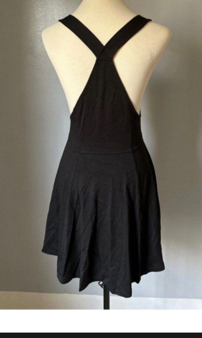 H&M black jumper dress (Category: Dresses) located in Caloocan City. Submitted by Pisces0307 (Listing ID 1434869704, Image 2). Description: .