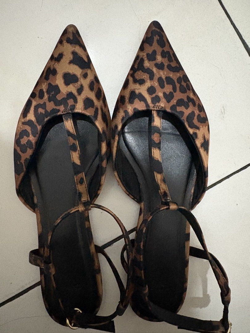 H&M Leopard Print Pointed Sandals (Category: Flats & Sandals) located in Quezon City. Submitted by elline_manaois02 (Listing ID 1434971753, Image 1). Description: - H&M sandals - Leopard print design - Pointed toe - T-strap with ankle strap - Black soles.