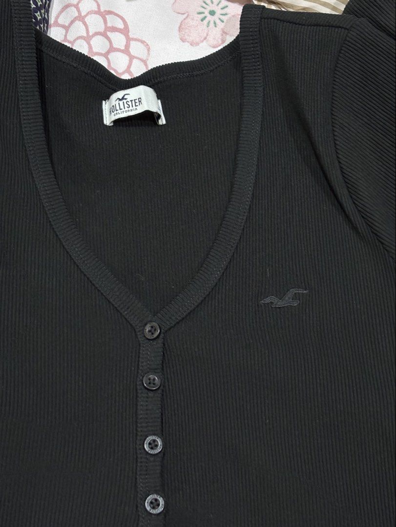 Hollister Black Long Sleeve Top - Small (Category: Longsleeves) located in Taguig. Submitted by solana36 (Listing ID 1434958152, Image 3). Description: - Size: L on tag but can fit small, 16inches width, stretchable - Makapal yung tela, no issue.