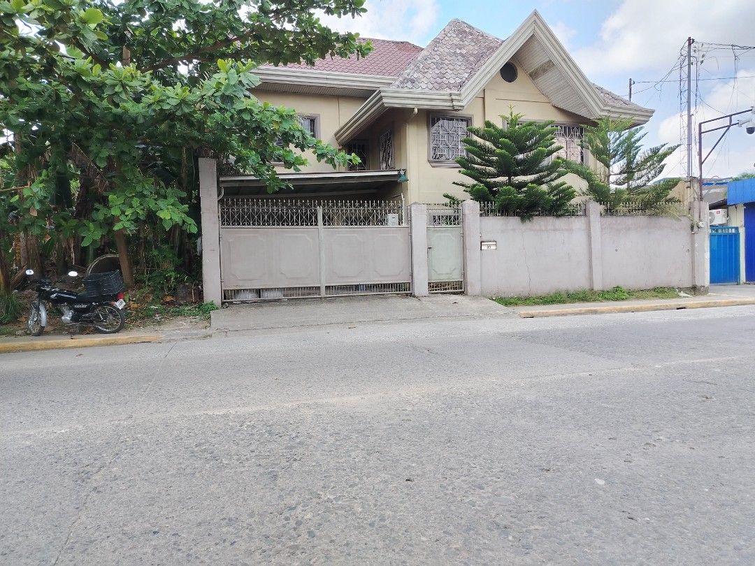 House and Lot (Category: House & Lot) located in Tagum. Submitted by mjprelovedbags2020 (Listing ID 1434852779, Image 1). Description: 📣 FOR SALE: 500 sqm House & Lot in Tagum City 📍 Location: Mabini Street, Brgy. San Miguel, Tagum City (Along main road, very near Bridges Academy Tagum) ⸻ 🏡 Property Details: * Lot Area: 500 sqm * 2-Storey House * 7 Bedrooms | 5 Bathrooms * Garage (fits up to 2 cars) * Spacious open area (perfect for gatherings