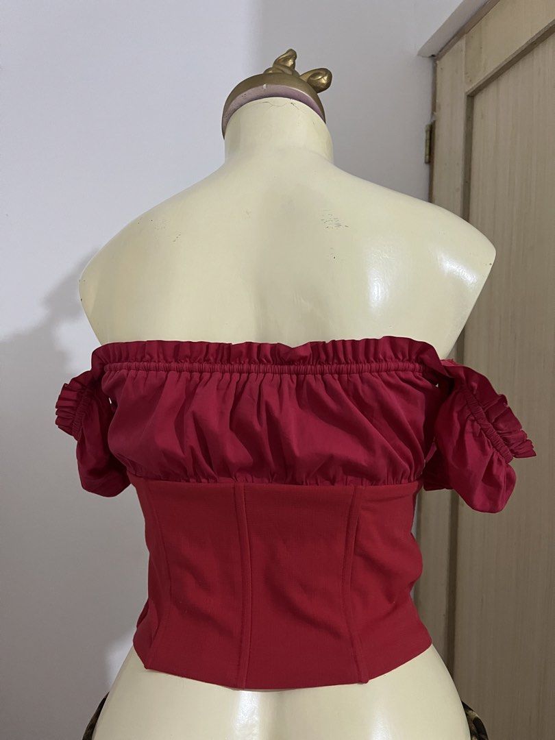 i.am.gia naomi top in red (Category: Others Tops) located in Apalit. Submitted by shopaholicdollie (Listing ID 1434985821, Image 3). Description: No issues Super HQ xs-semi m Worn by bella & cindy in white.