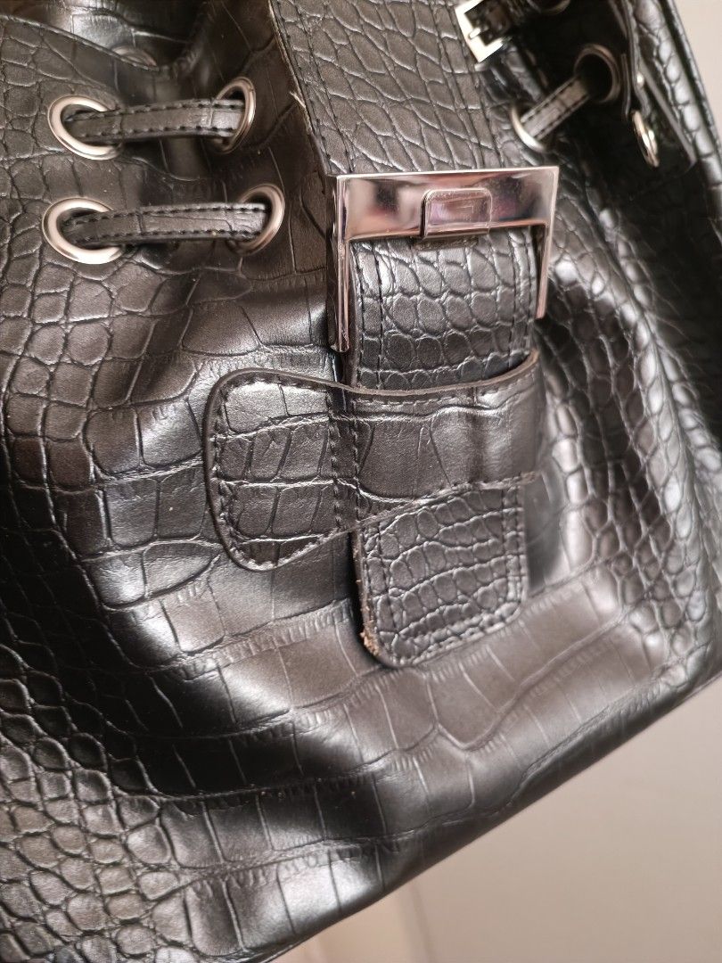 RUSH SALE Jimmy Choo alternative Vivace croc bag (Category: Shoulder Bags) located in Paranaque City. Submitted by earlylux (Listing ID 1434867799, Image 2). Description: Please inspect photos for signs of usage/flaw No inclusions! Normal signs of usage please manage your expectations you're buying a secondhand bag. Pm for more details No return, no refund, no exchange, no cancellation! First to pay Joy miners will be blocked! MOP: Payment first 