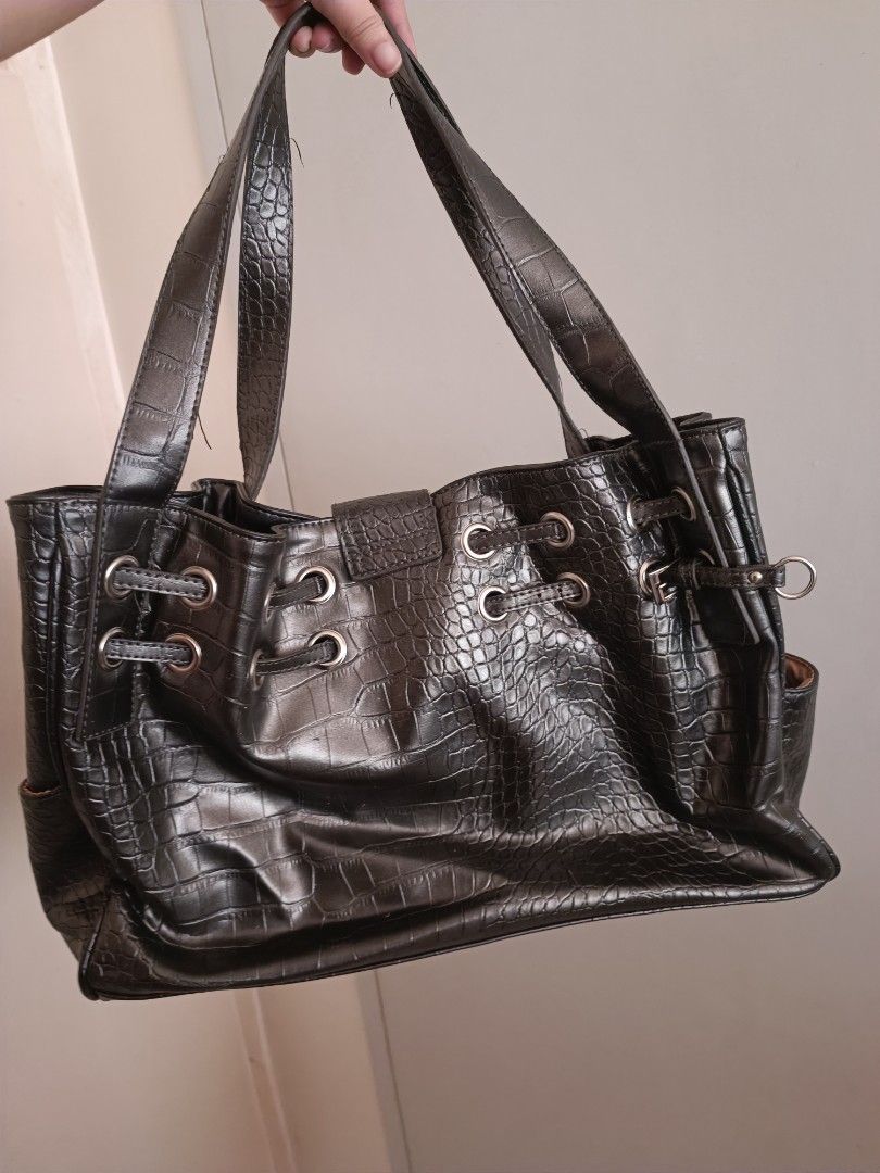 RUSH SALE Jimmy Choo alternative Vivace croc bag (Category: Shoulder Bags) located in Paranaque City. Submitted by earlylux (Listing ID 1434867799, Image 3). Description: Please inspect photos for signs of usage/flaw No inclusions! Normal signs of usage please manage your expectations you're buying a secondhand bag. Pm for more details No return, no refund, no exchange, no cancellation! First to pay Joy miners will be blocked! MOP: Payment first 