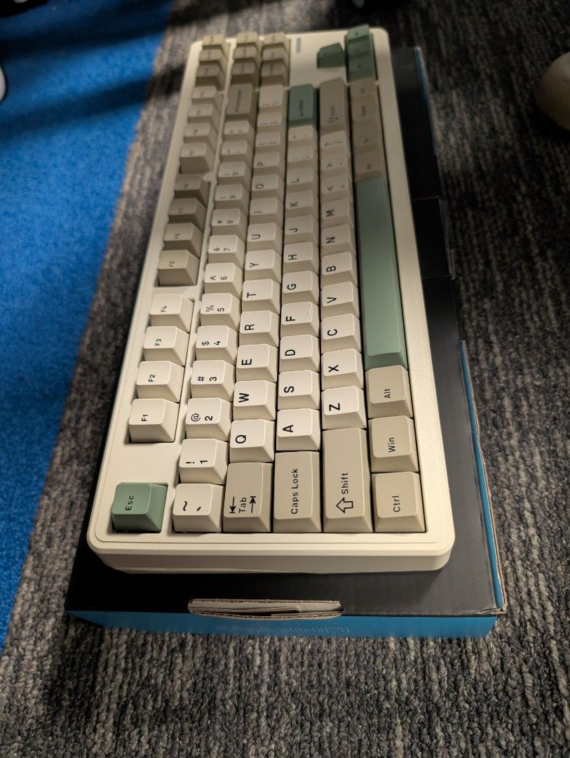 Mechanical Keyboard - Retro Color Scheme439434287283578881