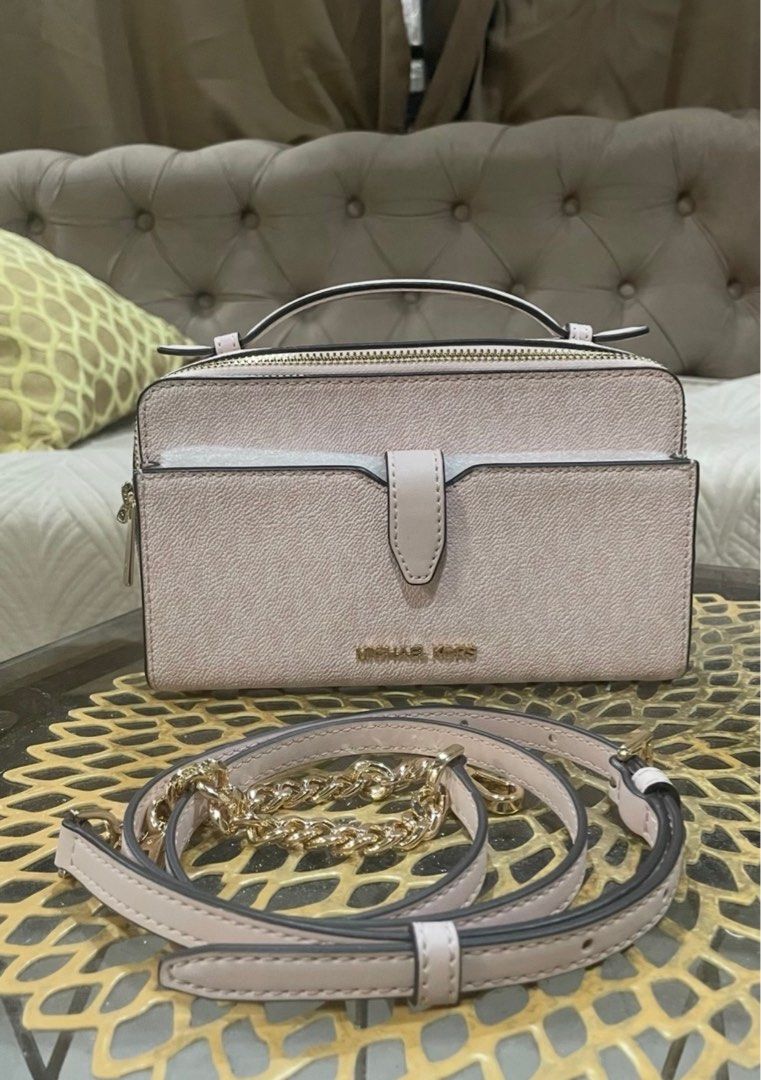 Michael Kors Medium Double Zip Phone Crossbody bag (Category: Luxury Bags & Wallets) located in Manila. Submitted by kahoon_ (Listing ID 1434825878, Image 1). Description: .