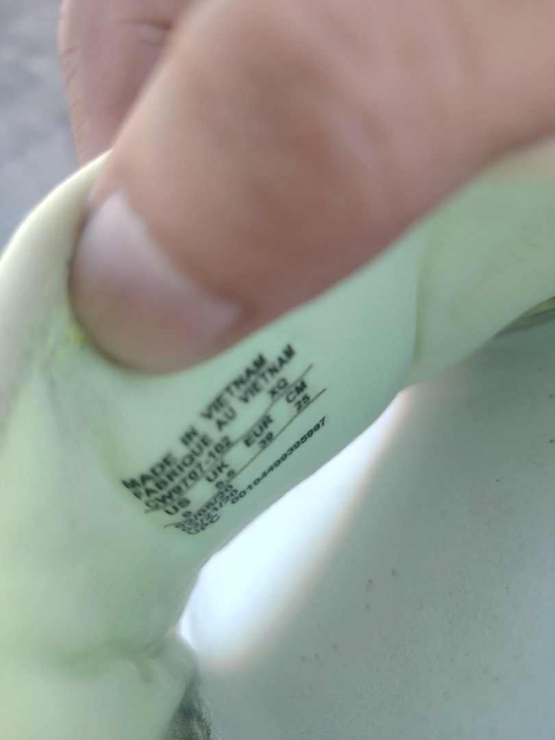 Nike Women's Slides (Category: Slippers and slides) located in Calapan. Submitted by thriftopia_12 (Listing ID 1434943685, Image 3). Description: - Nike slides - Light green quilted strap - White sole - Size: US 8, EUR 39 to 40, 25 cm - Made in Vietnam - Nike logo visible - Ideal for casual wear.