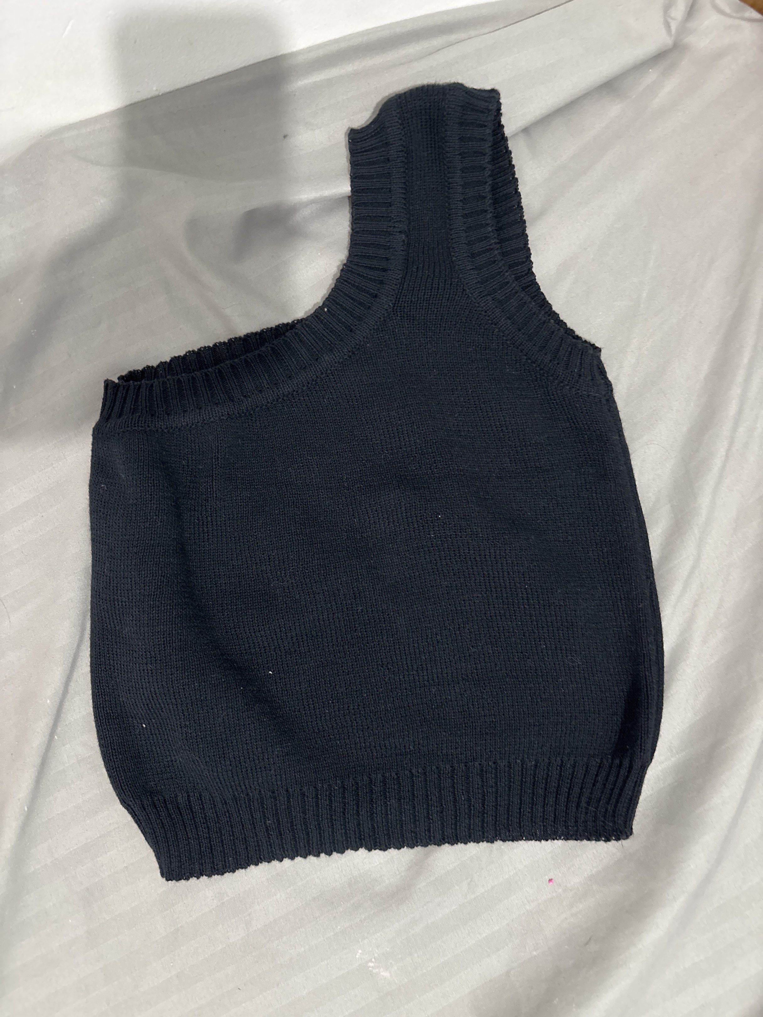 One shoulder knitted top (Category: Sleeveless) located in Taytay. Submitted by oreomatcha (Listing ID 1434934436, Image 2). Description: Knitted black top perfect for summer wear . 1st pic is for sample only 🏷️ Summer top, beach, party top, knitted.