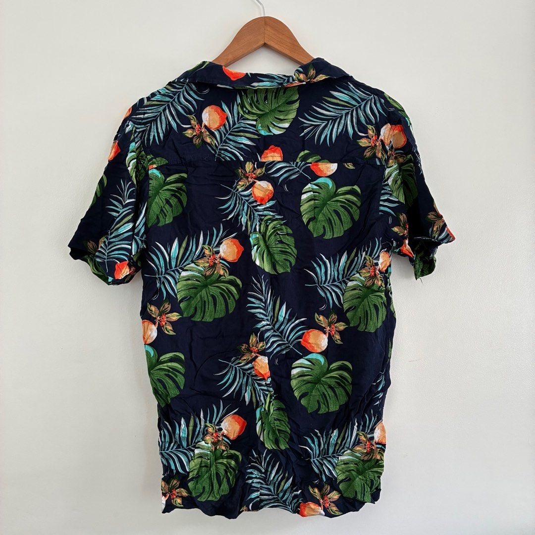 Palm Leaves Print Beach Polo (Category: Tshirts & Polo Shirts ) located in Manila. Submitted by sellingmystufffff (Listing ID 1434814386, Image 3). Description: Can fit small to medium frame Actual photos posted.