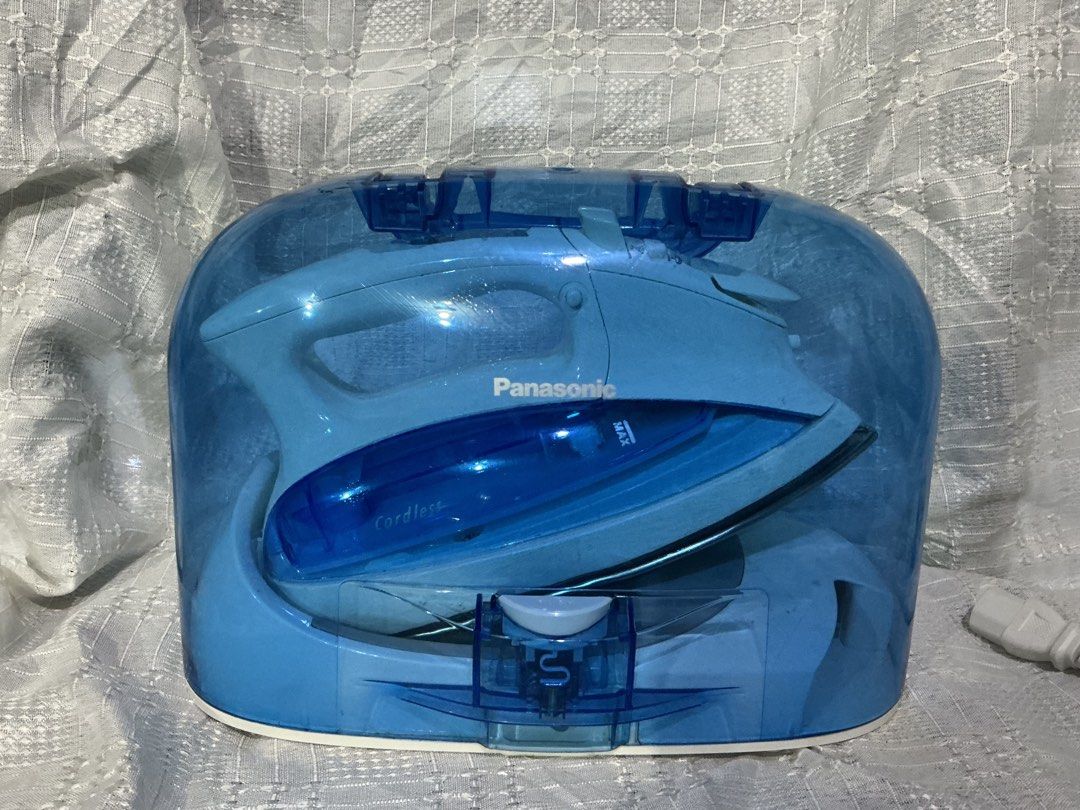 PANASONIC Cordless Steam Iron (Category: Irons & Steamers) located in Baguio. Submitted by spleen_ (Listing ID 1434974619, Image 1). Description: Cordless Design: Offers freedom of movement and eliminates tangled cords while ironing. Compact Storage: Comes with a specialized carrying case (as seen in your image) for easy storage and portability. Performance: Features a steam function for effective wrinkle removal and rapid heat-up technology. Tec