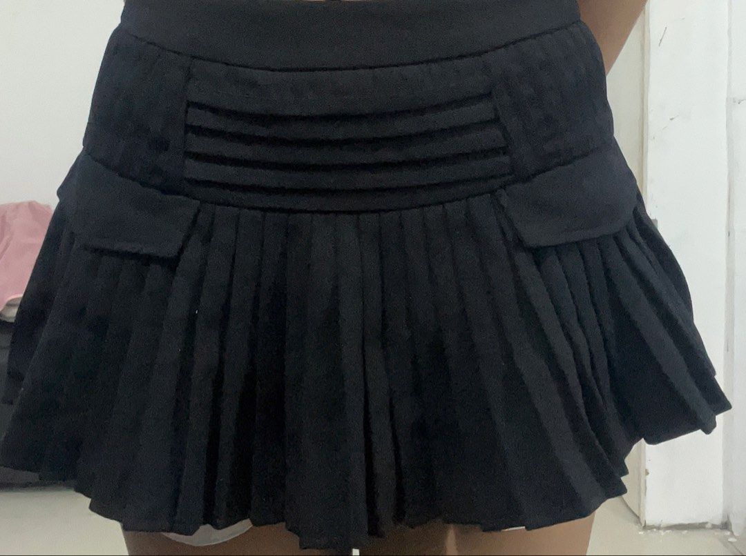 Preloved Black Pleated Skirt with White Inner (Category: Skirts) located in Trece Martires City. Submitted by rubyjwle (Listing ID 1434736861, Image 2). Description: - Size: waist 23-24 - High-waisted 🪷Mode of payment: 💙Payment First thru GCash 🪷Mode of delivery: ❤️Direct J&T express .
