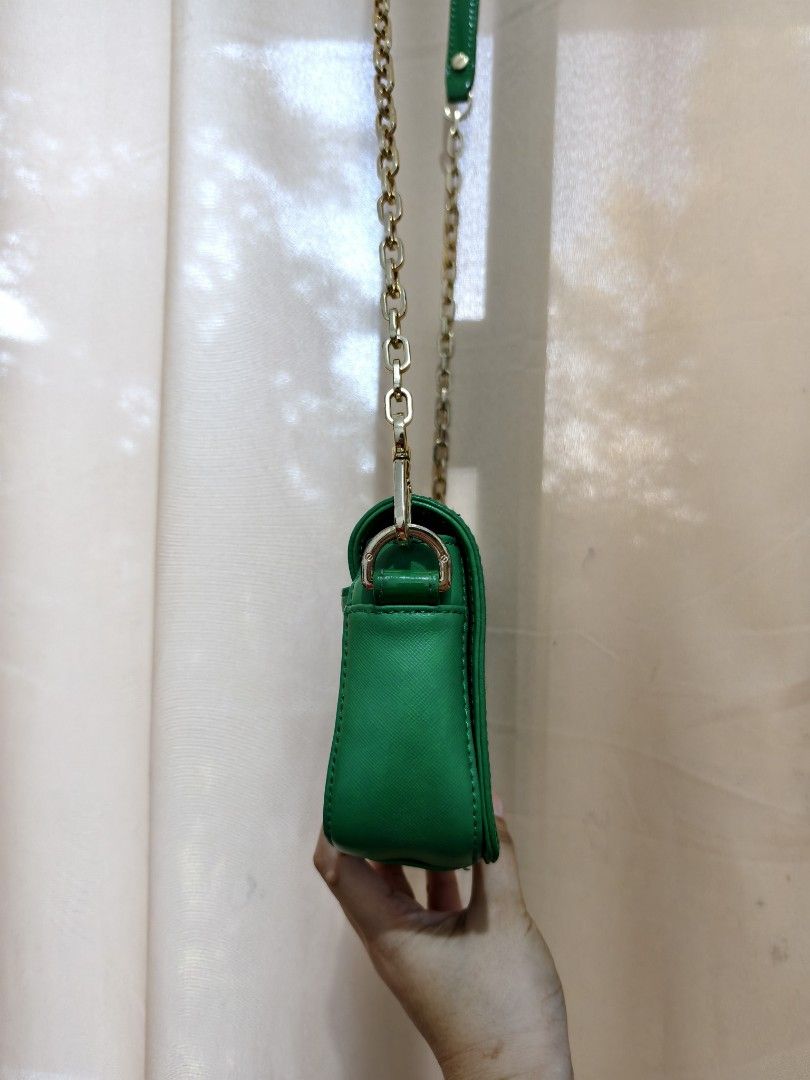 Preloved Tory Burch Mint Green Sling Bag (Category: Luxury Bags & Wallets) located in Manila. Submitted by findswithalcloset (Listing ID 1434912722, Image 3). Description: - Authentic Tory Burch sling bag - Color: Mint Green - Features chain strap - Flap closure with Tory Burch logo - Flaw: Minor color fading and slight discoloration (not very noticeable when worn); nahati na din yung jelly tag nya, nalaglag na yung kalahati kya dko na nakita - R
