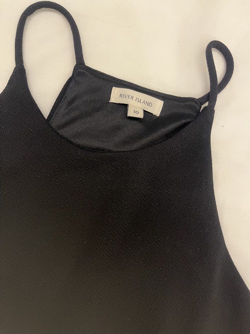 River Island Black Halter Top Size 10 (Category: Sleeveless) located in Manila. Submitted by marianaaa0502 (Listing ID 1434927804, Image 2). Description: - River Island halter neck top - Solid black color - Size: 10 - Features thin straps - Textured fabric - Versatile design.