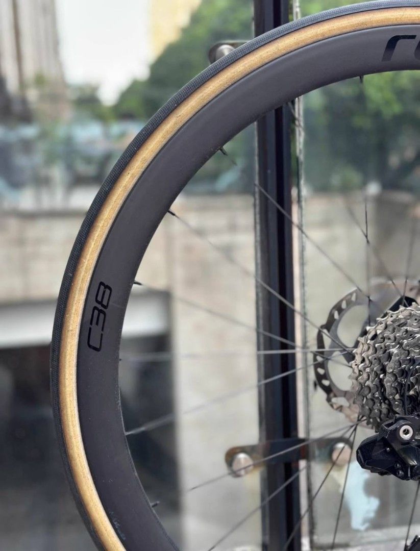 (sales 🔥 Size 56) Specialized Tarmac S17 with Shimano 105 R 12 speed Di2 + Roval C38 Carbon Wheelset | Full Carbon Road bike | Authentic with serial number for ownership transfers (Category: Bicycles) located in Singapore. Submitted by bikehorizon (Listing ID 1434992786, Image 2). Description: ✔Specs ✔ Frame - Specialized Tarmac SL7 ( Fact 9R Carbon) Size - 56 Groupset -Shimano 105 R7170 12 speed Di2 Cockpit - big rock 2nd Gen integrated bar Whe
