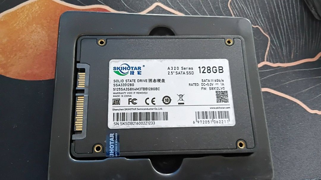 SKIHOTAR A320 Series 128GB SATA SSD (Category: Computer Parts) located in Pasig City. Submitted by hollowaces (Listing ID 1434902543, Image 2). Description: SKIHOTAR A320 Series 2.5" SATA SSD - 128GB storage capacity - DC+5V 1A rating RFS: Decluttering Meetup Pasig Palengke or Megamall.