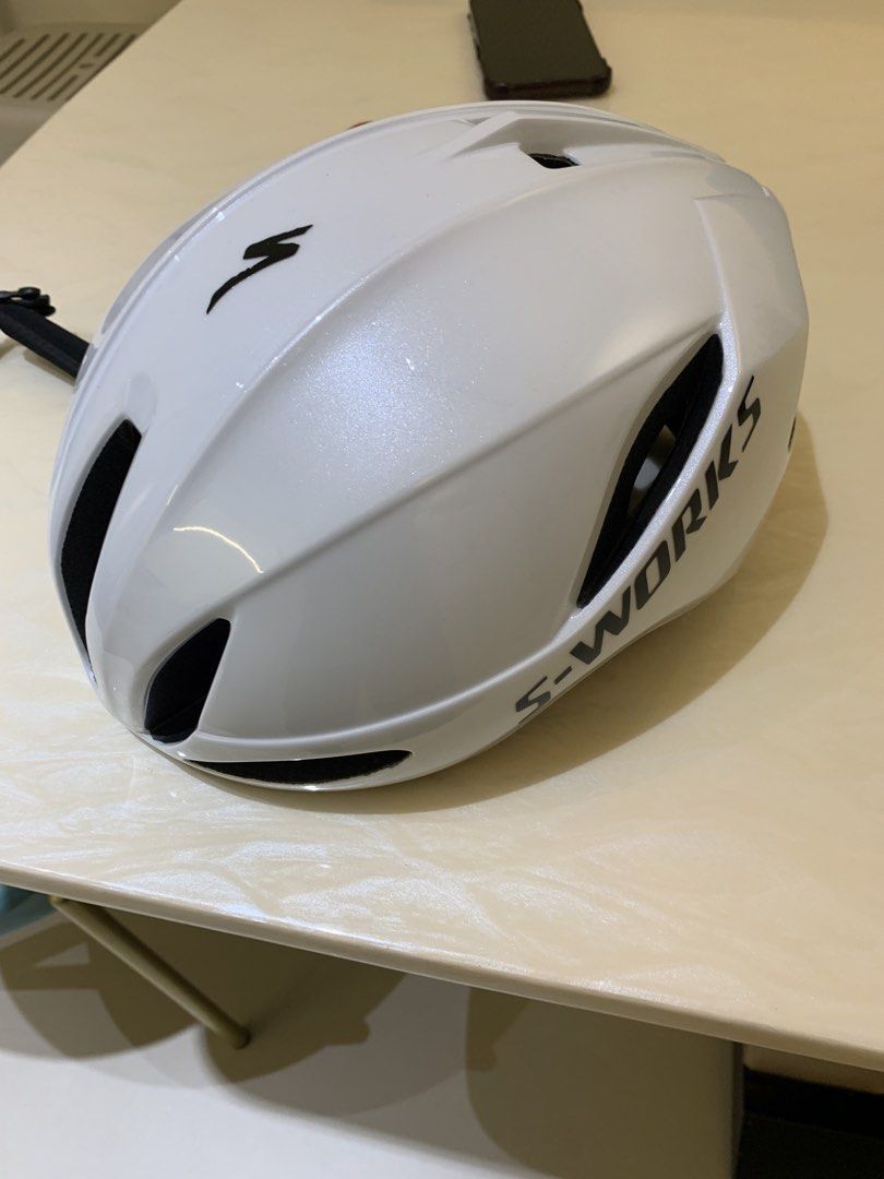 Specialized S-Works Road Bike Helmet L (Category: Parts & Accessories) located in Singapore. Submitted by appleseller67 (Listing ID 1434936571, Image 2). Description: - Specialized S-Works road bike helmet - Sleek white design - Excellent ventilation - Features Specialized logo and S-Works branding - Ideal for road cycling.